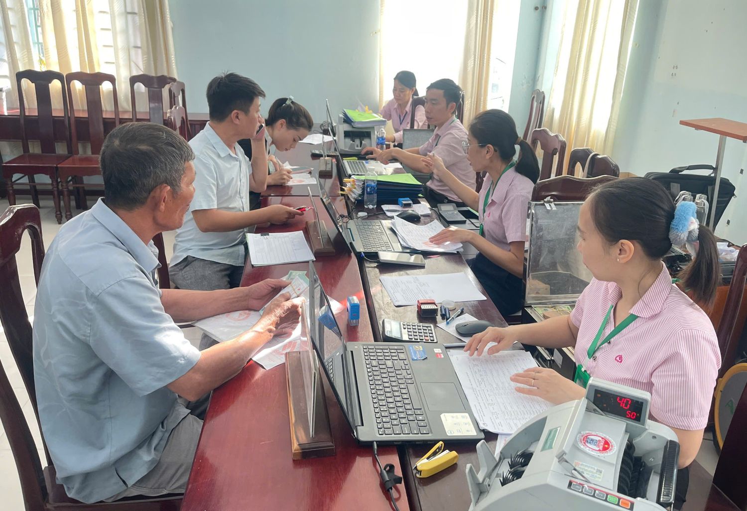 Thực hiện giải ngân vốn cho khách hàng.