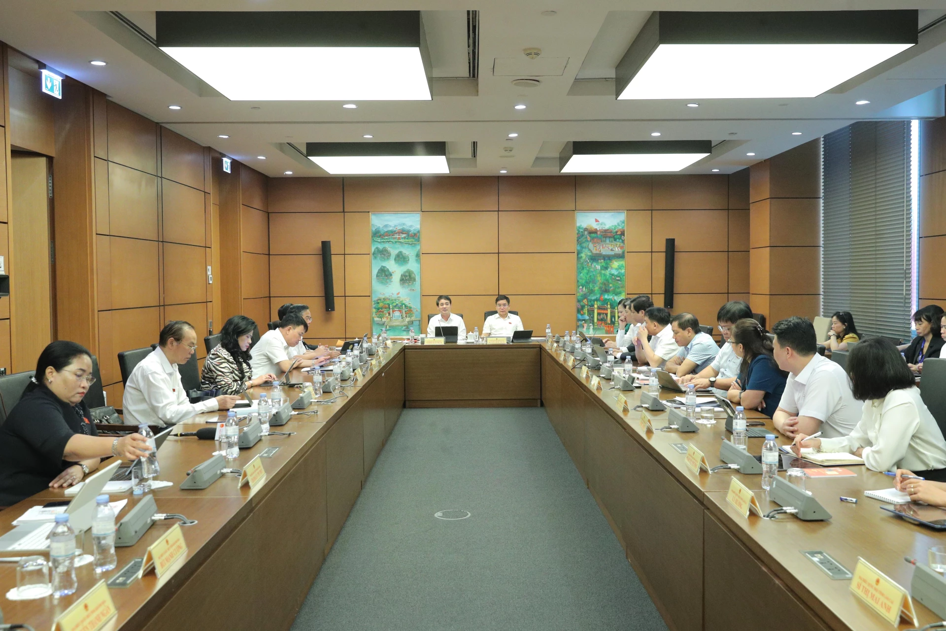 Quang cảnh tại phiên thảo luận tại Tổ 4