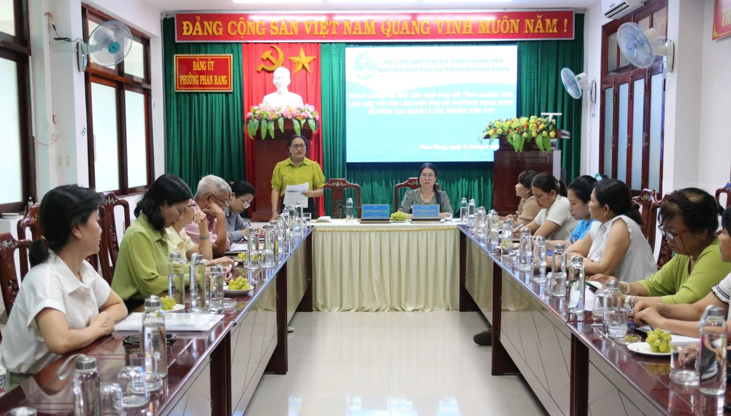 Quang cảnh buổi làm việc.