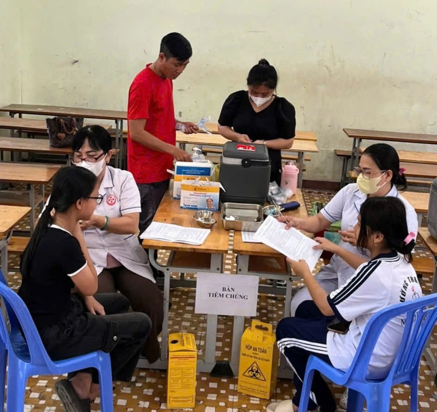 Trạm Y tế xã Vạn Thắng tiêm chủng ngừa bệnh truyền nhiễm cho học sinh. Ảnh minh họa