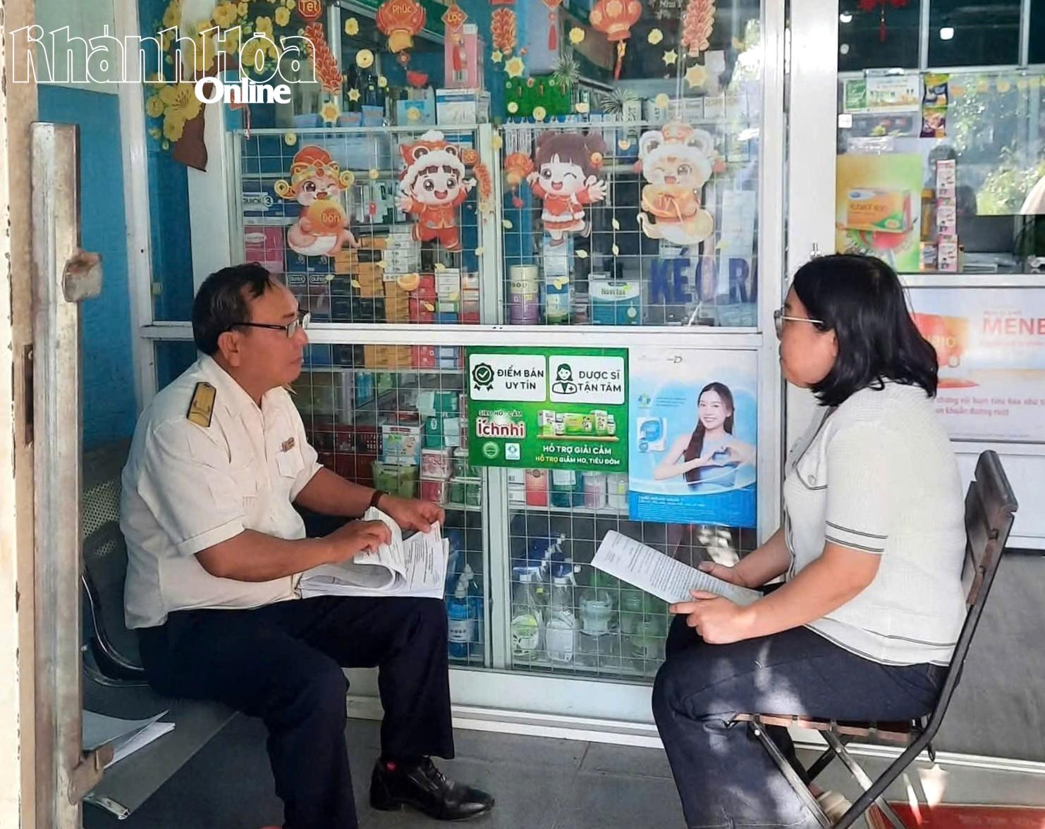 Cán bộ thuế tuyên truyền, hướng dẫn trực tiếp tại địa chỉ hộ kinh doanh.