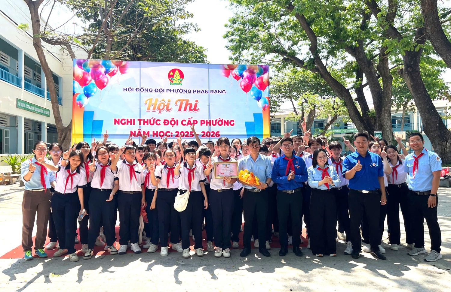 Ban Tổ chức trao giải nhất cho Liên đội Trường THCS Lê Hồng Phong.