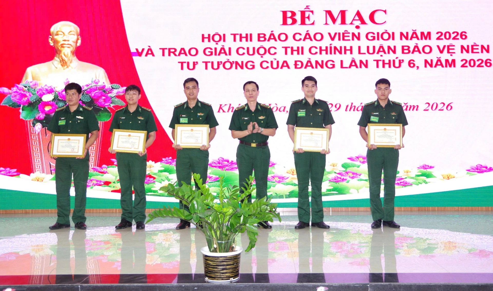 Ban tổ chức tặng giấy khen cho các thí sinh đạt giải.