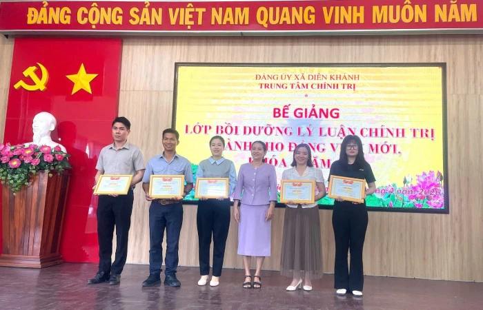 Trung tâm Chính trị Diên Khánh bế giảng lớp bồi dưỡng lý luận chính trị cho đảng viên mới