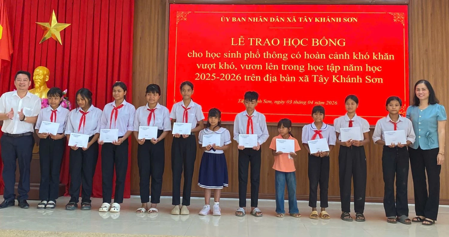 Lãnh đạo xã Tây Khánh Sơn trao học bổng cho học sinh có hoàn cảnh khó khăn.