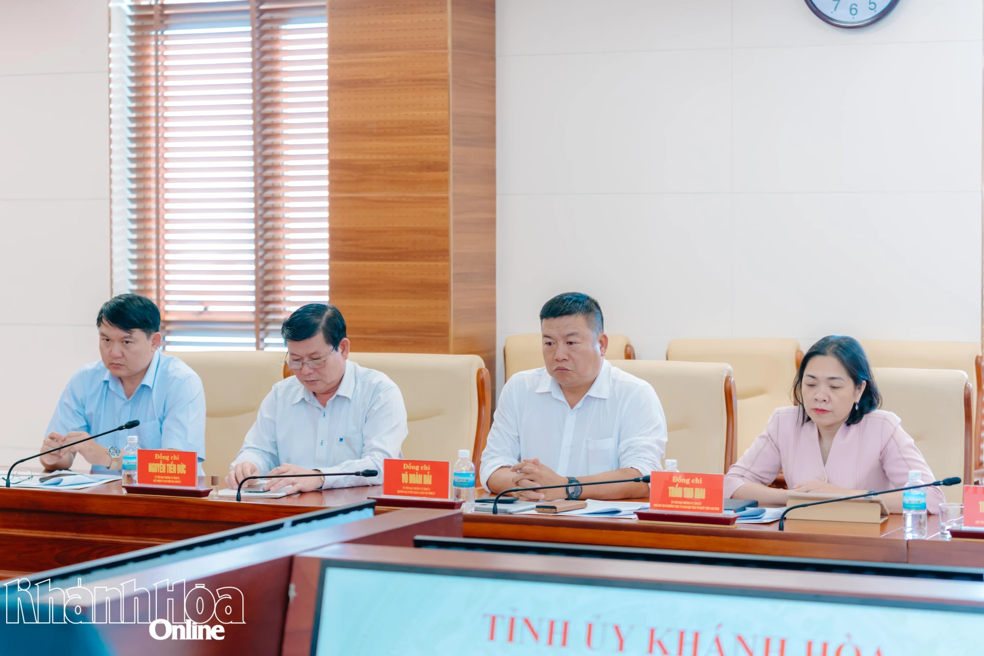 Các đồng chí lãnh đạo tham dự hội nghị. 