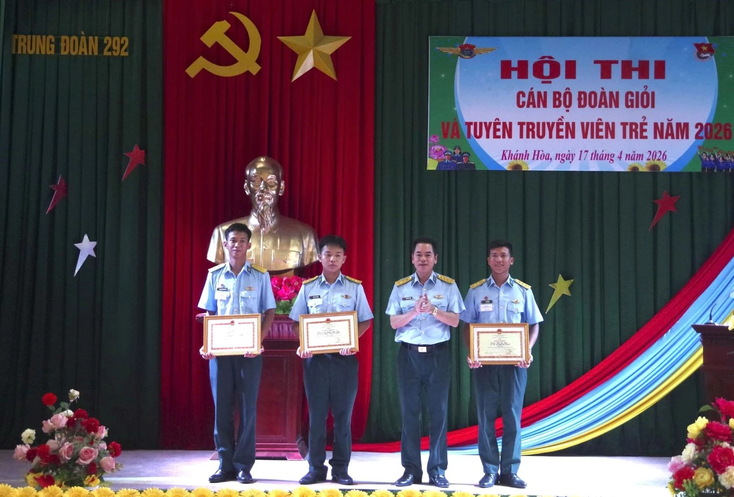 Thượng tá Nguyễn Văn Tuấn, Bí thư Đảng uỷ, Chính uỷ Trung đoàn trao giải cho các tập thể, cá nhân có thành tích trong hội thi.