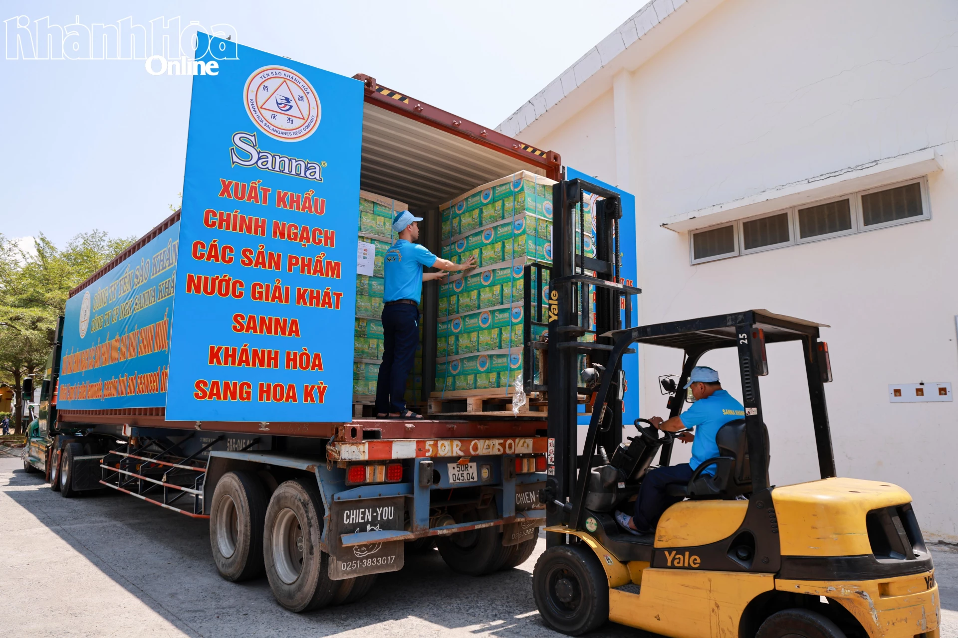 Công  nhân tập kết hàng lên  xe  contairner để xuất khẩu