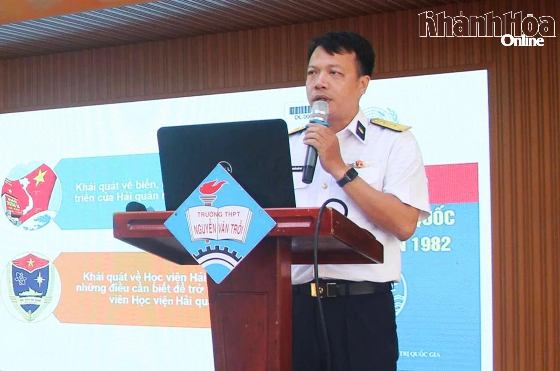 Báo cáo viên Lữ đoàn 146 thông tin các nội dung đến học sinh, giáo viên.