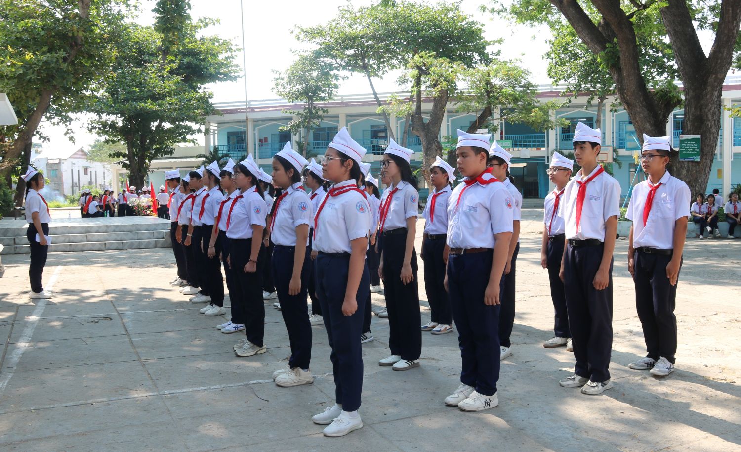 Trường THCS Lý Tự Trọng trong phần thi Đội hình hàng ngang, dọc.