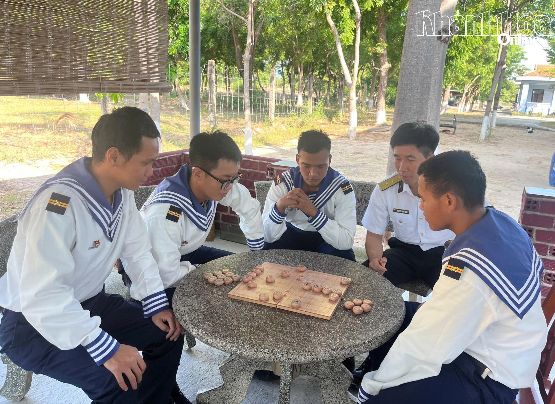 Các chiến sĩ thi đấu cờ tướng.