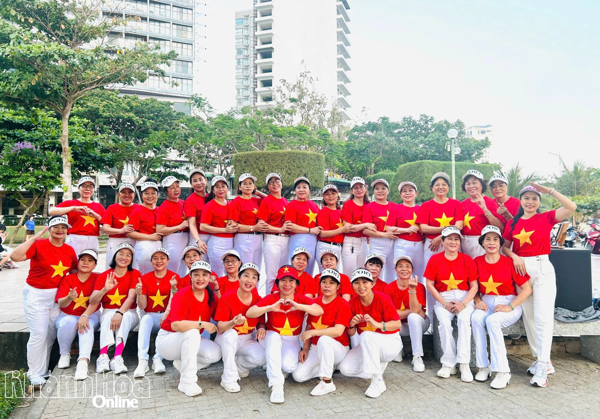 Lan tỏa hình ảnh cờ Tổ quốc chào mừng ngày lễ 30-4