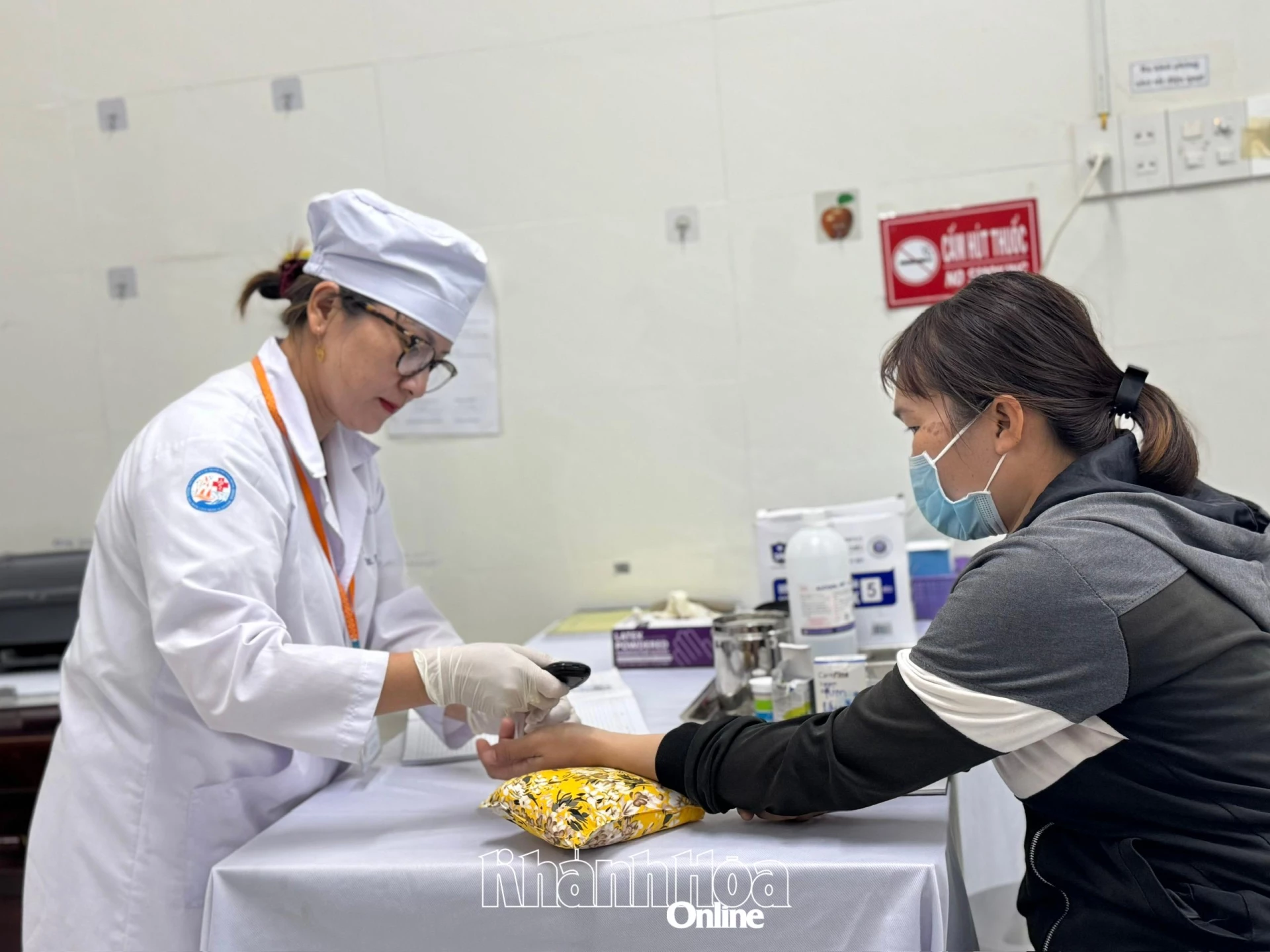 Cán bộ y tế Trạm Y tế phường Nha Trang kiểm tra sức khoẻ cho người dân 