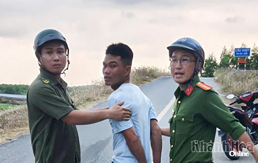 Vây bắt đối tượng đâm vợ tử vong rồi ôm con bỏ trốn