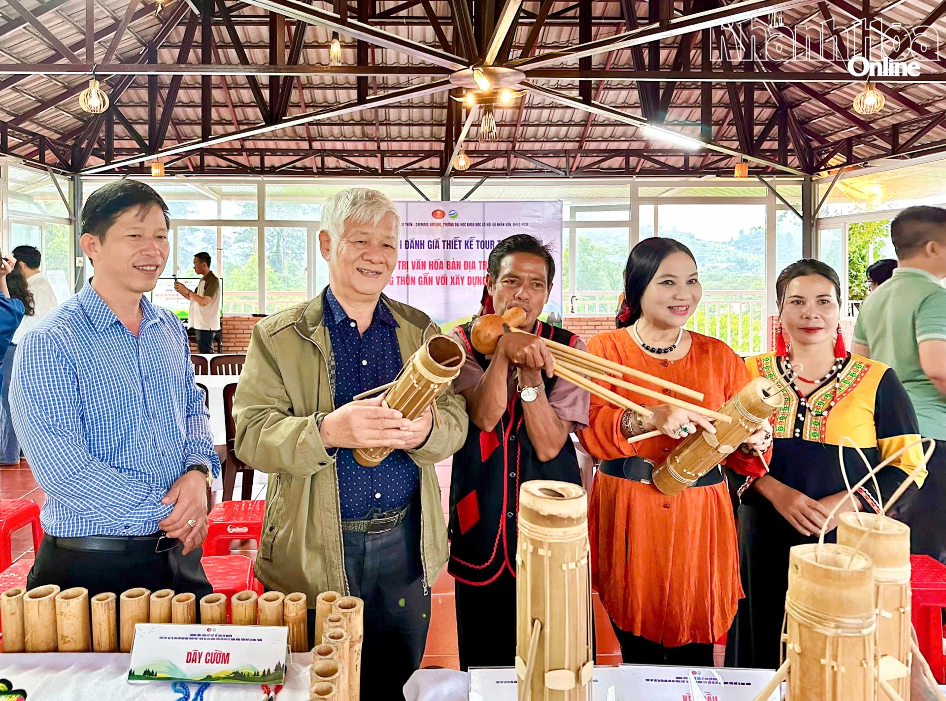 Hoạt động quảng bá nhạc cụ truyền thống của người Raglai tại xã Bác Ái Tây.