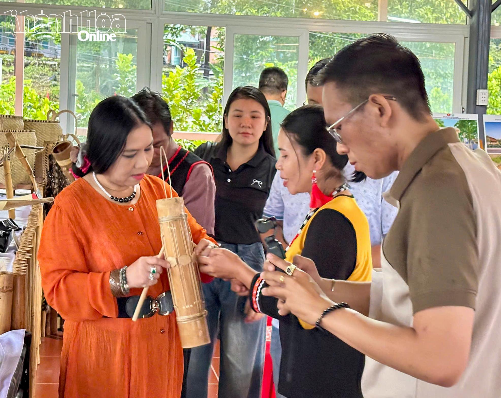 Du khách tìm hiểu đàn Chapi tại xã Bác Ái Tây.