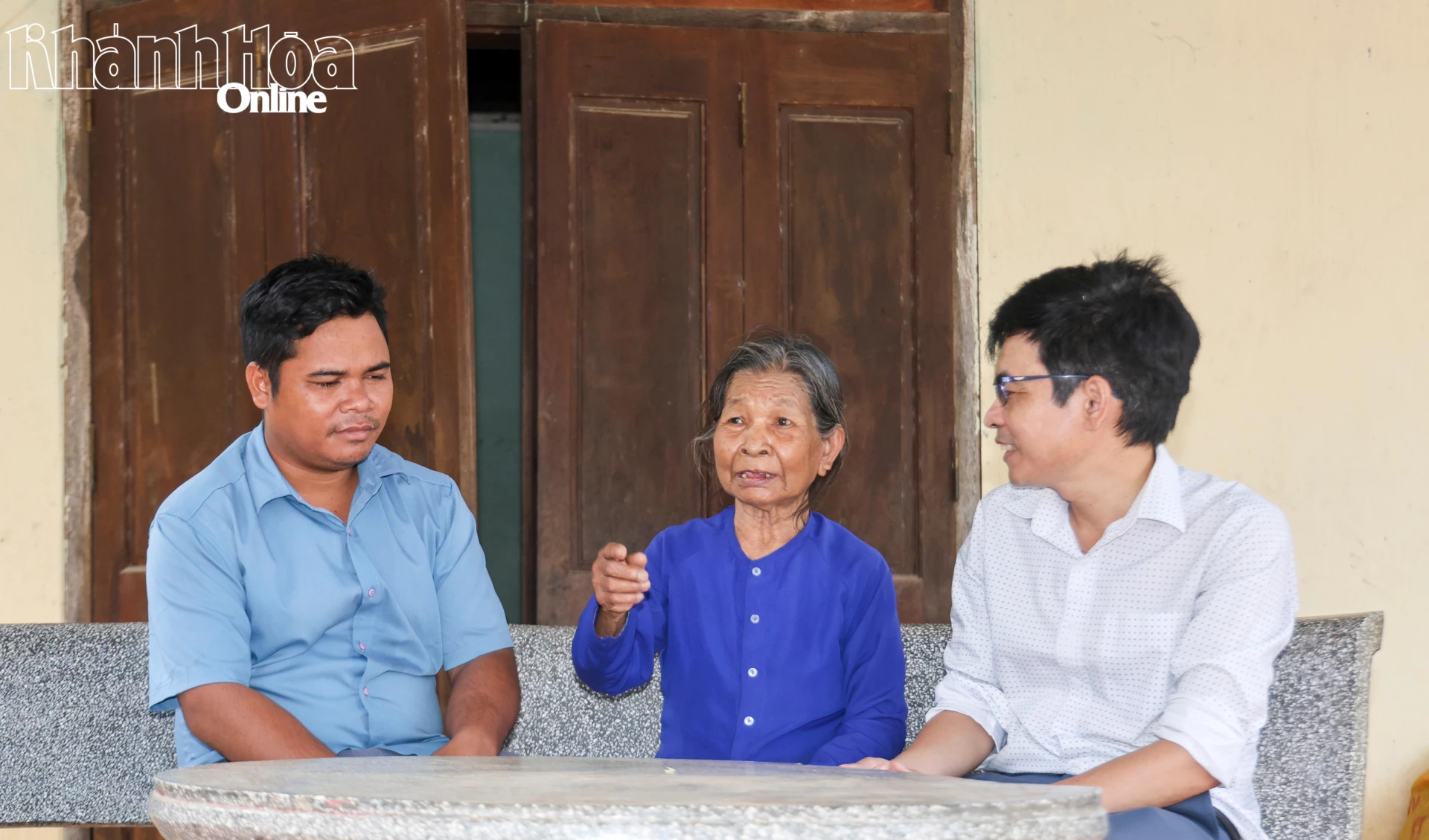 Bà Pi Năng Thị Ba trò chuyện về văn hóa của người Raglai.