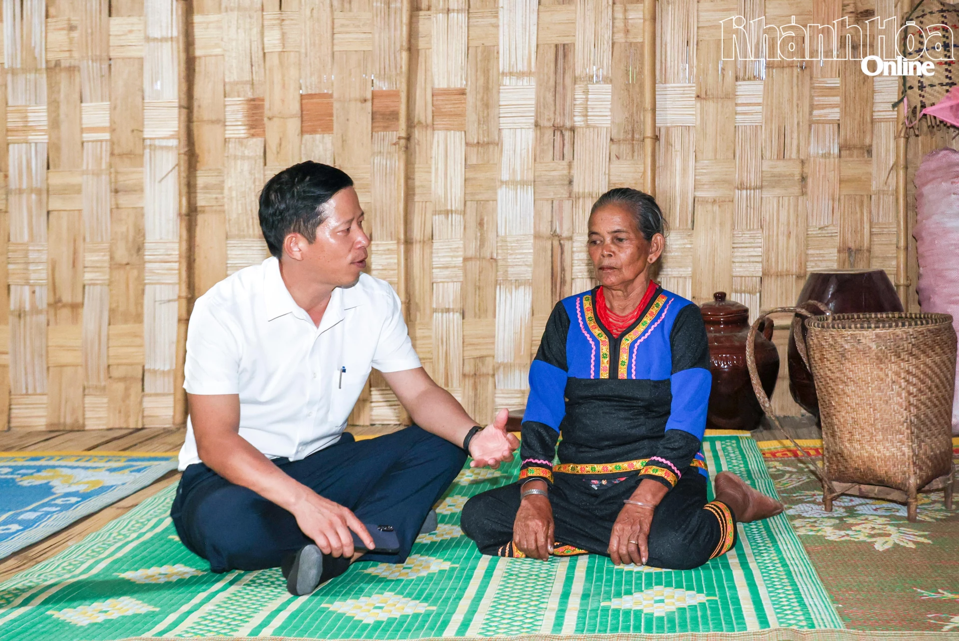 Lãnh đạo xã Bác Ái Tây trò chuyện với Nghệ nhân Ưu tú Katơr Thị Xính.