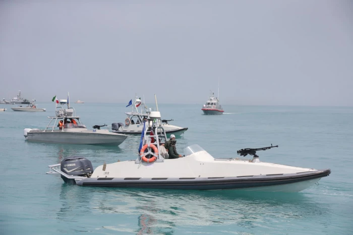 Hai tàu thương mại bị trúng đạn khi quân đội Iran tái đóng cửa eo biển Hormuz