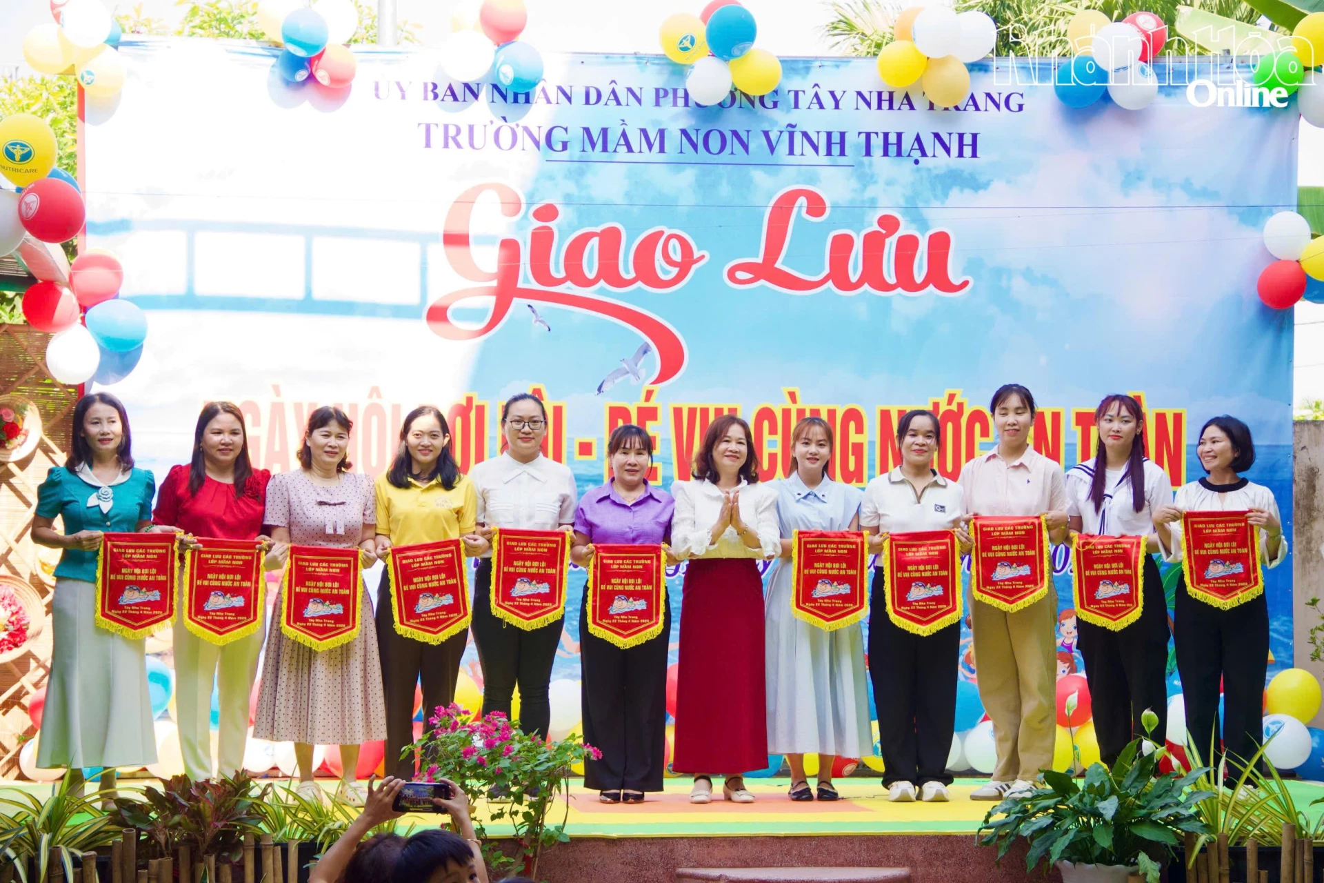 Ban giám hiệu Trường Mầm non Vĩnh Thạnh tặng cờ lưu niệm cho các trường, nhóm lớp tham gia chương trình.