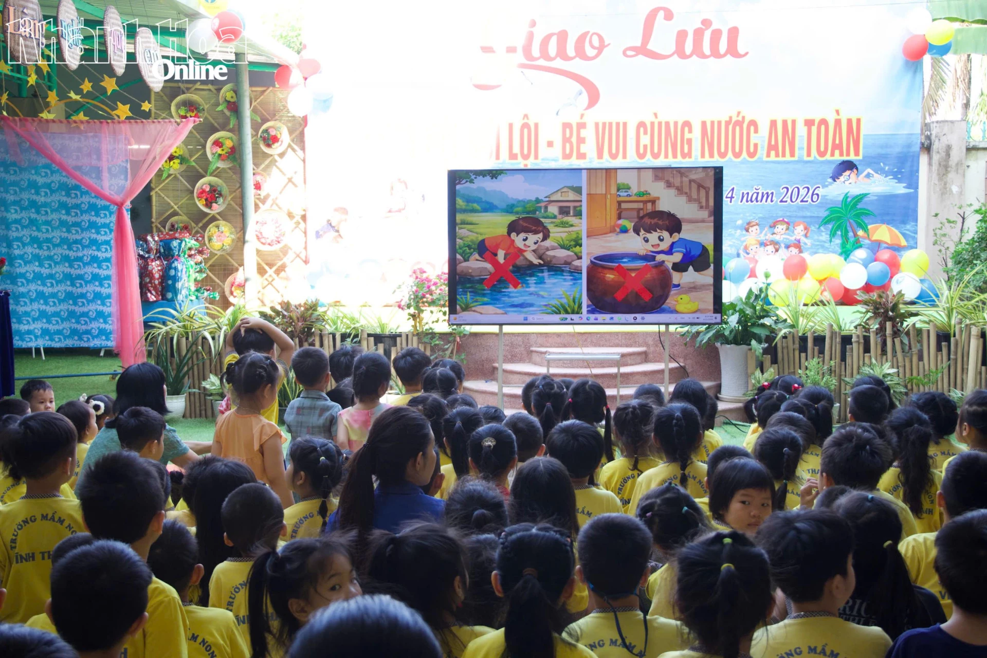 Các em được giáo dục kiến thức, kỹ năng phòng chống đuối nước thông qua hình ảnh trực quan.