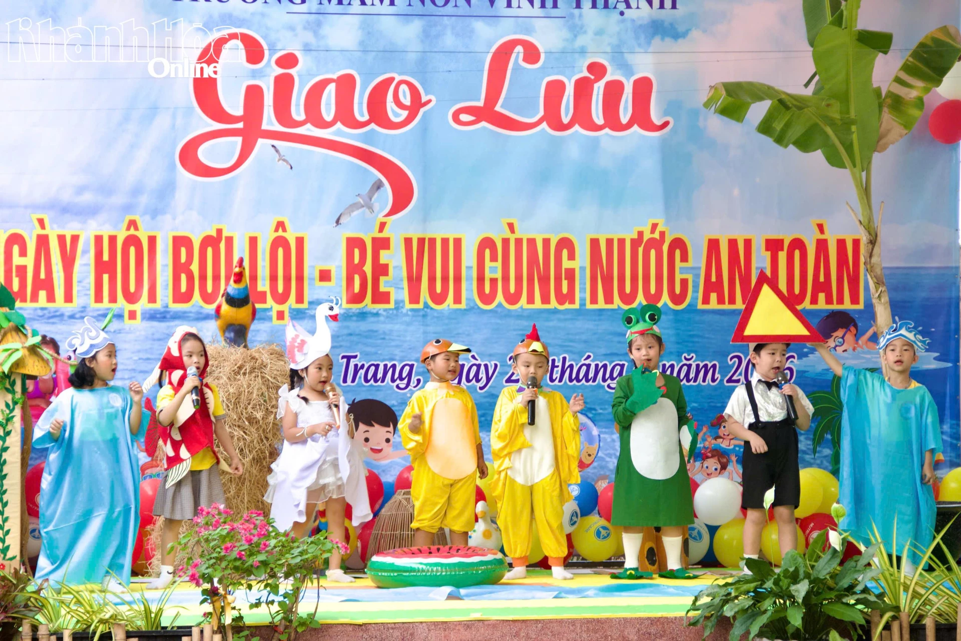 Các em tham gia phần thi tài năng tại chương trình.  