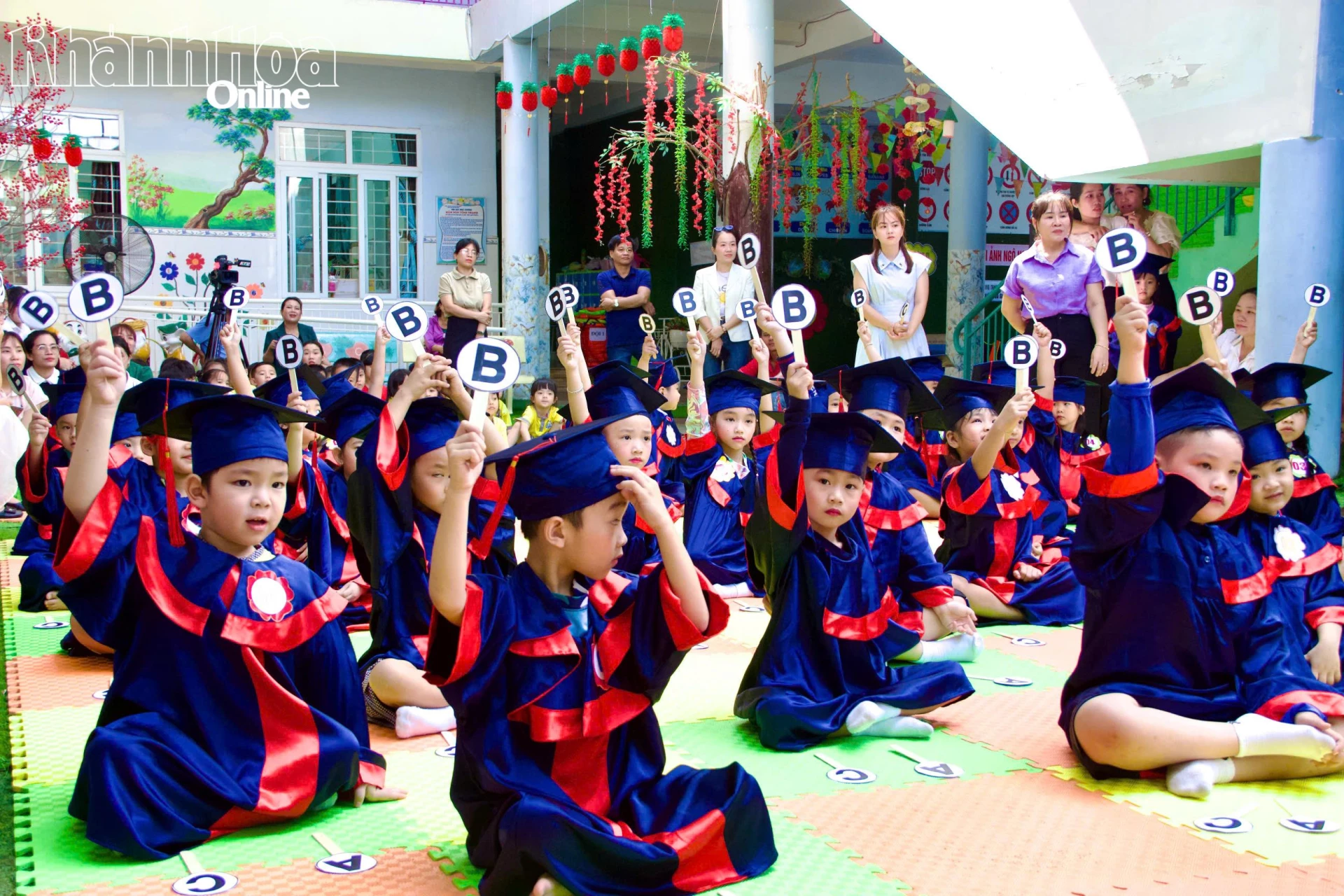 Các em hào hứng trả lời các câu hỏi rung chuông vàng.