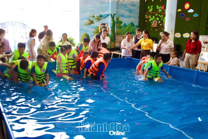 Giao lưu “Ngày hội bơi lội - Bé vui cùng nước an toàn” 
