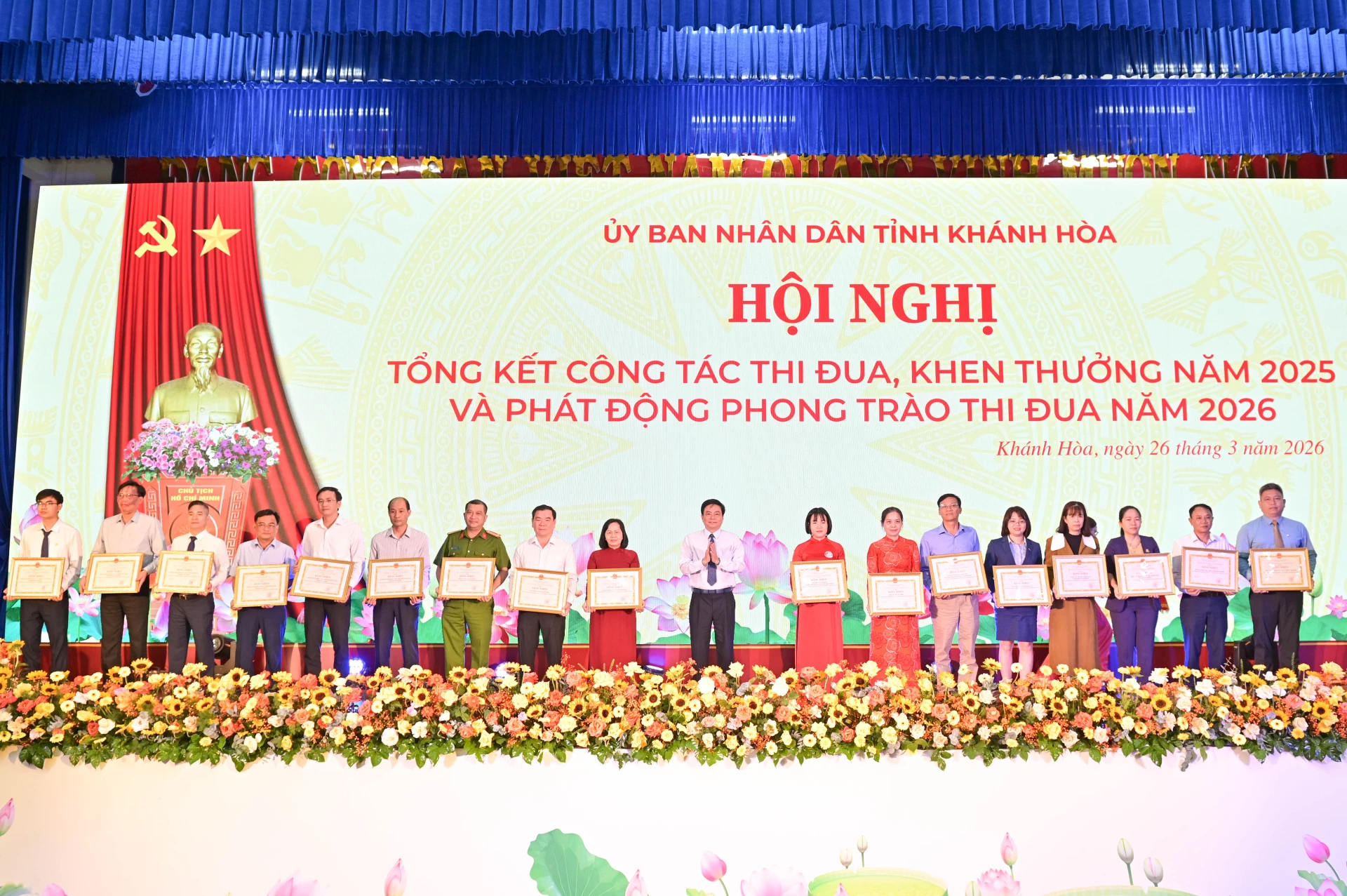 Khen thưởng. Ảnh: VŨ HOA