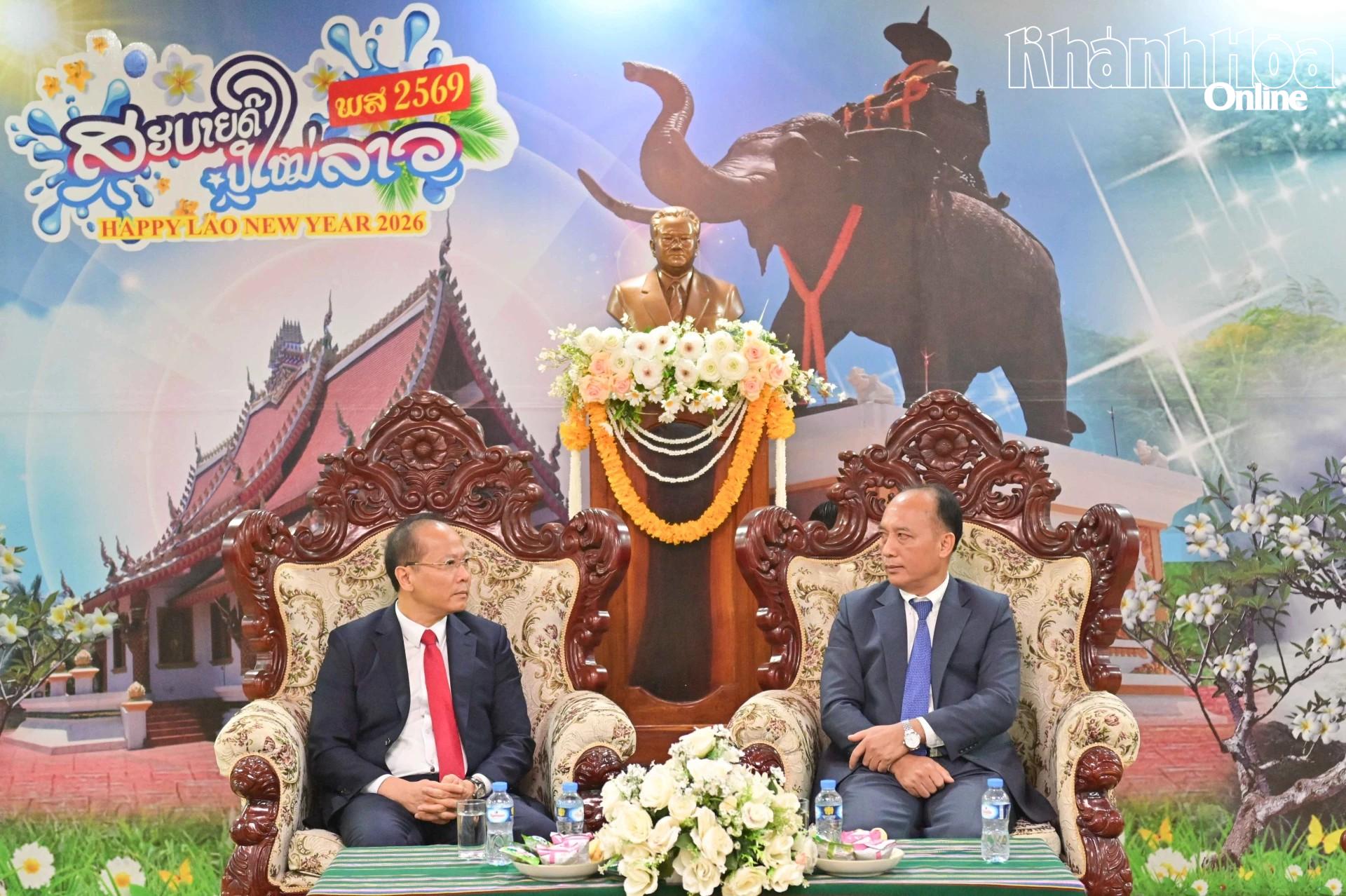 Phó Bí thư Tỉnh ủy Khánh Hòa Nguyễn Khắc Hà trao đổi với Bí thư Tỉnh ủy Attapeu Bun-thởng Đuông-sạ-vắn tại buổi thăm, chúc Tết.