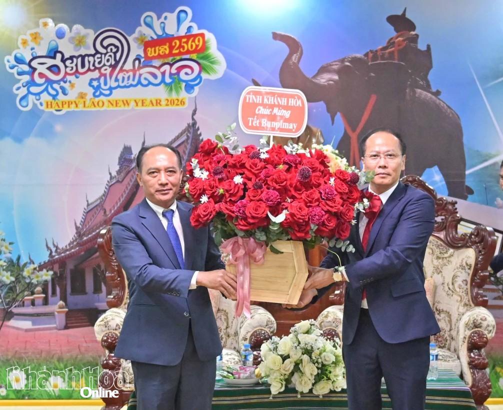 Phó Bí thư Tỉnh ủy Nguyễn Khắc Hà tặng hoa chúc mừng tỉnh Attapeu nhân dịp Tết cổ truyền Bunpimay.