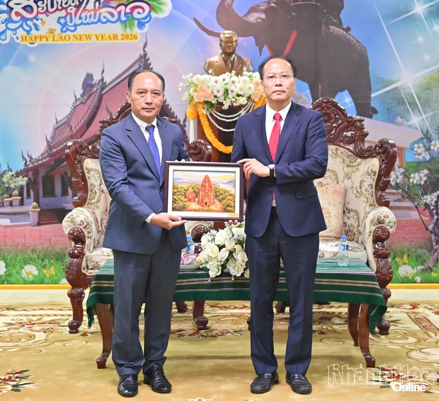 Đồng chí Nguyễn Khắc Hà tặng quà lưu niệm cho đồng chí Bun-thởng Đuông-sạ-vắn.