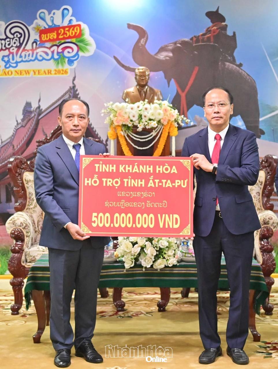 Đoàn công tác của tỉnh Khánh Hòa tặng tỉnh Attapeu số tiền 500 triệu đồng nhằm góp phần đảm bảo an sinh xã hội.