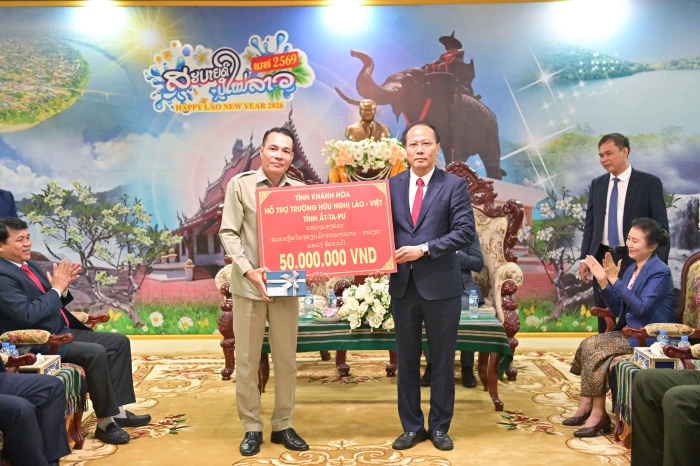 Đoàn công tác tỉnh Khánh Hòa trao hỗ trợ 50 triệu đồng cho Trường Hữu nghị Lào - Việt tại tỉnh Attapeu