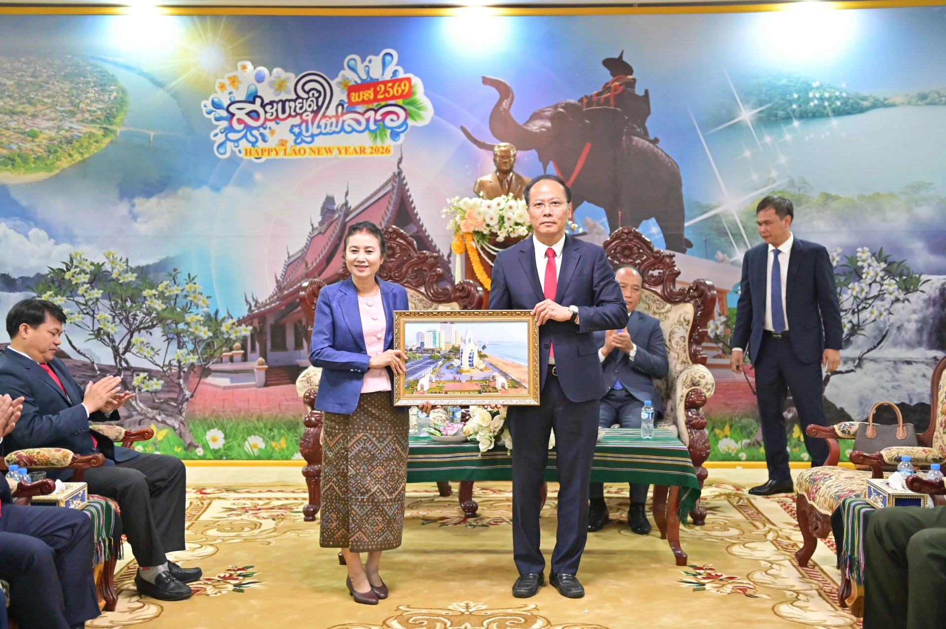 Đồng chí Nguyễn Khắc Hà tặng quà lưu niệm cho Ủy ban Mặt trận Lào xây dựng đất nước tỉnh Attapeu.