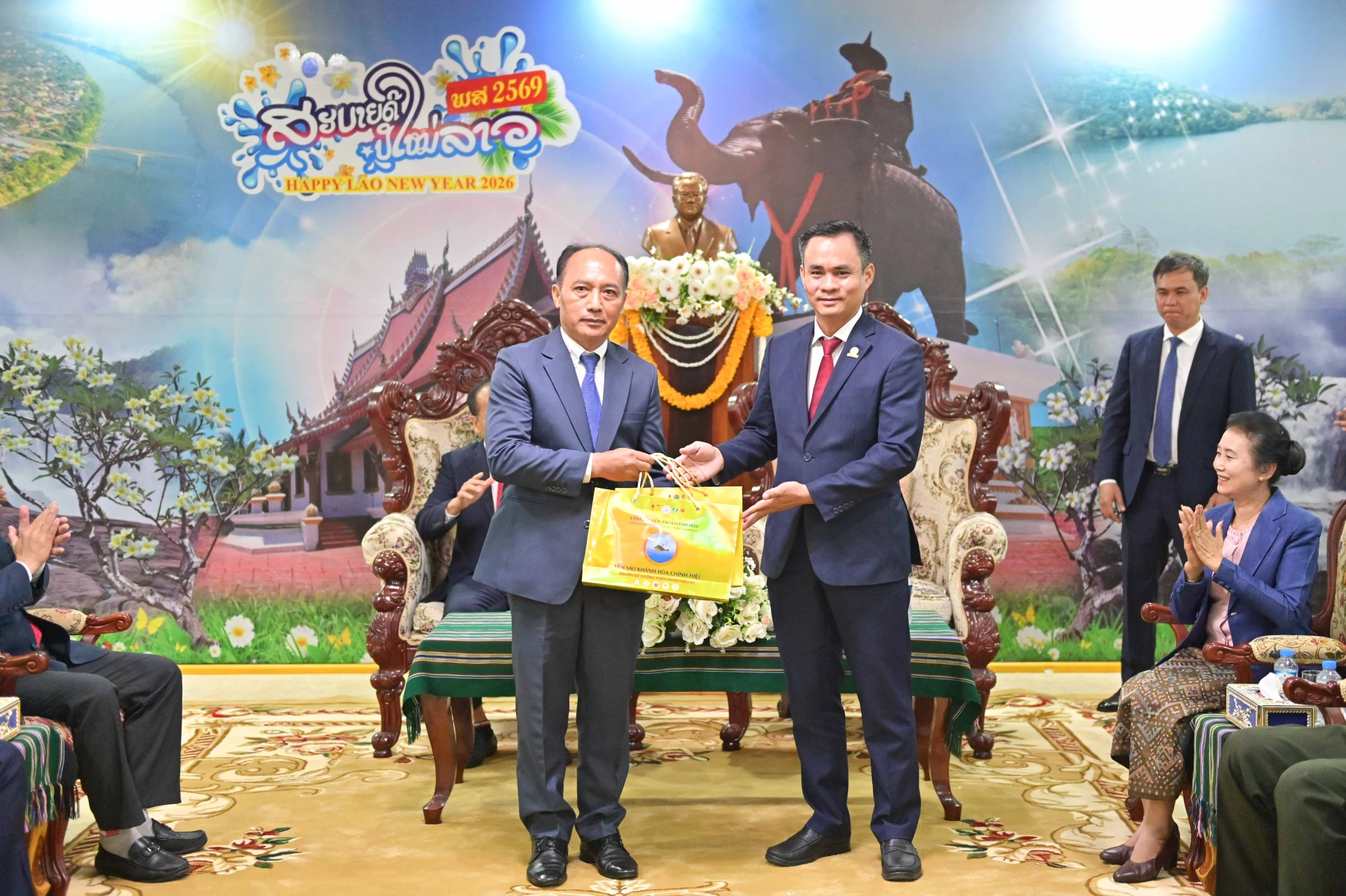 Lãnh đạo Công ty TNHH Nhà nước Một thành viên Yến sào Khánh Hòa tặng quà cho đồng chí Bí thư Tỉnh ủy Attapeu.