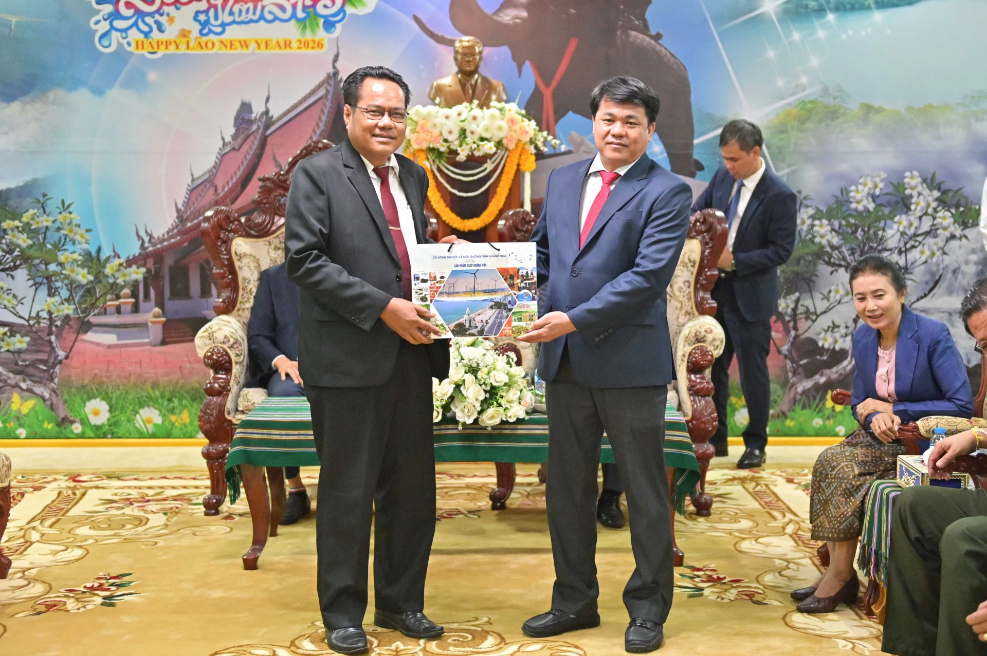 Lãnh đạo Sở Nông nghiệp và Môi trường tỉnh Khánh Hòa tặng quà đến người đồng cấp tỉnh Attapeu.