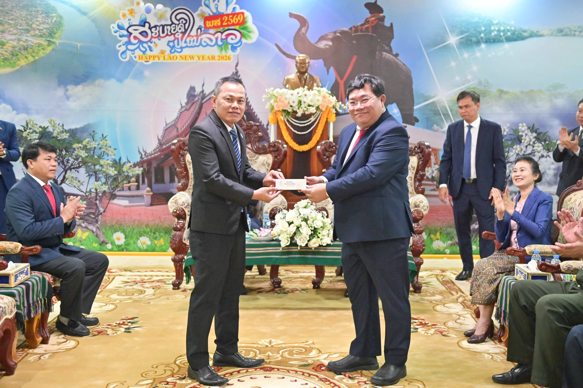 Lãnh đạo Sở Tài chính tỉnh Khánh Hòa tặng quà đến người đồng cấp tỉnh Attapeu.