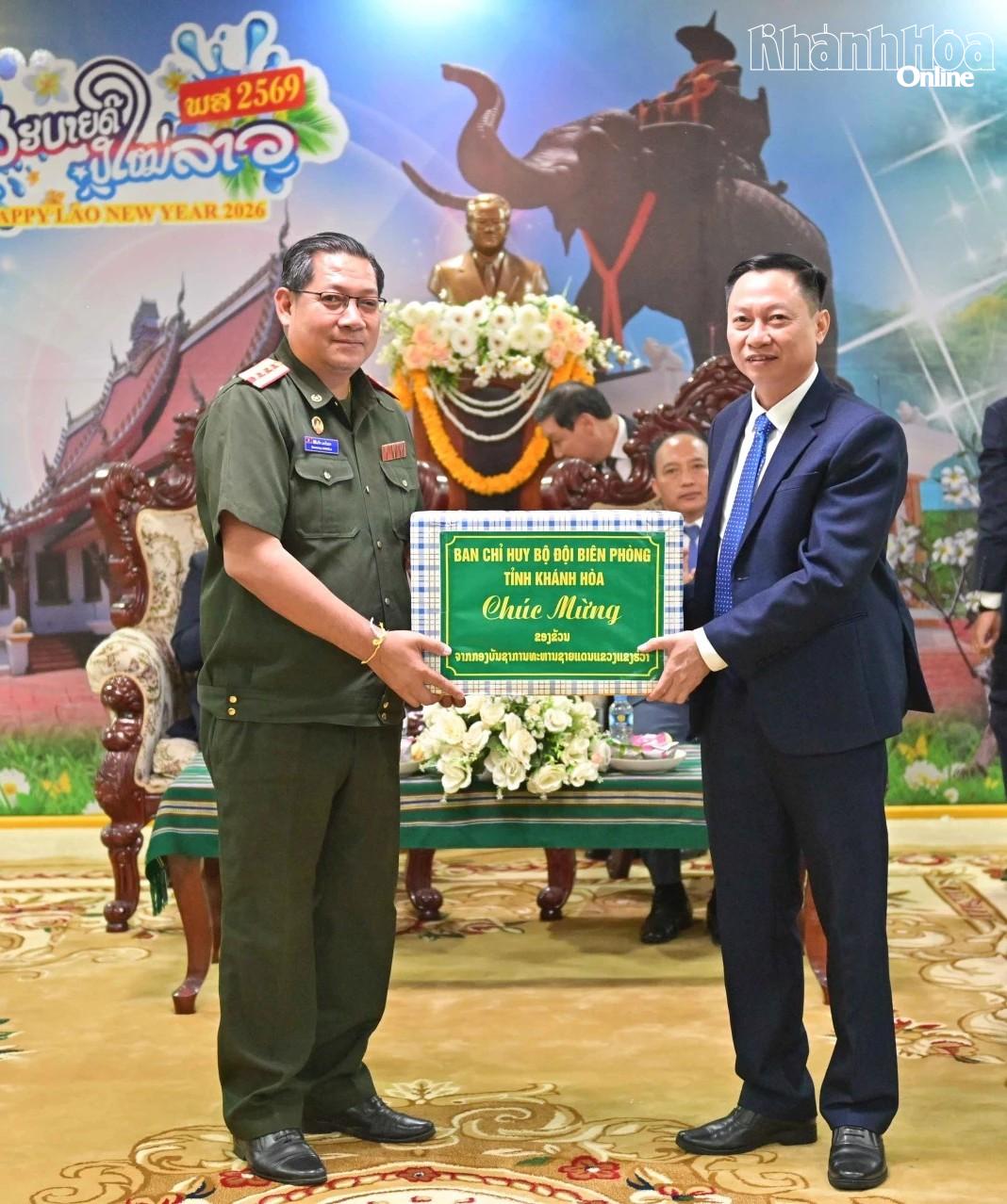 Thành viên đoàn công tác của tỉnh Khánh Hòa tặng quà đến người đồng cấp tỉnh Attapeu.