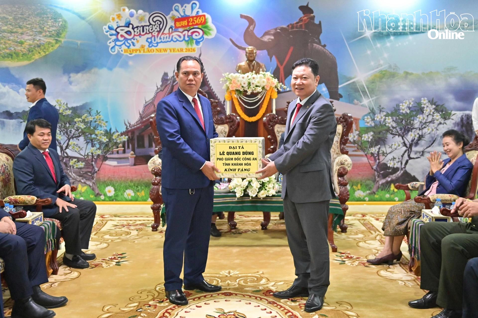 Thành viên đoàn công tác của tỉnh Khánh Hòa tặng quà đến người đồng cấp tỉnh Attapeu.