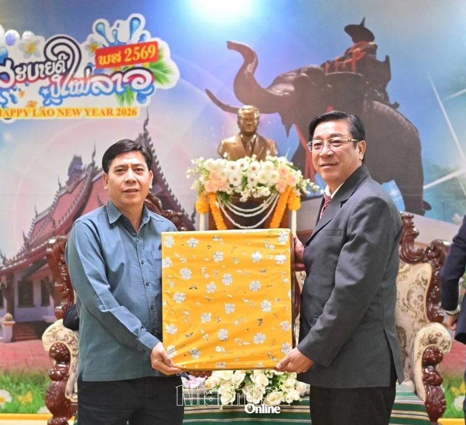 Thành viên đoàn công tác của tỉnh Khánh Hòa tặng quà đến người đồng cấp tỉnh Attapeu.