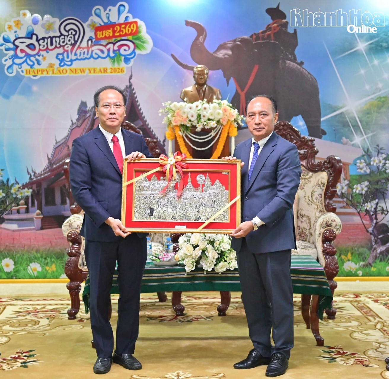 Đồng chí Bun-thởng Đuông-sạ-vắn tặng quà lưu niệm cho đoàn công tác.