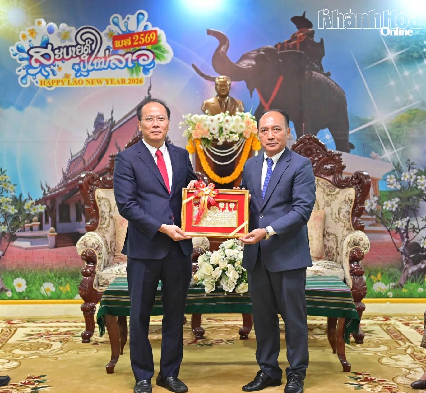 Đồng chí Bun-thởng Đuông-sạ-vắn tặng quà lưu niệm cho đồng chí Nguyễn Khắc Hà.