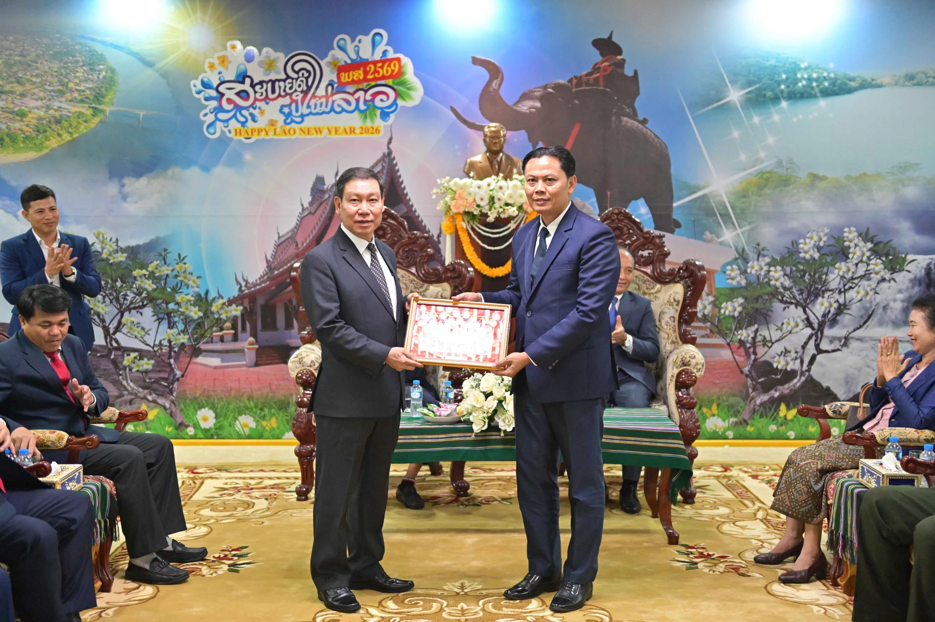 Đại diện tỉnh Attapeu tặng quà đến Văn phòng UBND tỉnh.