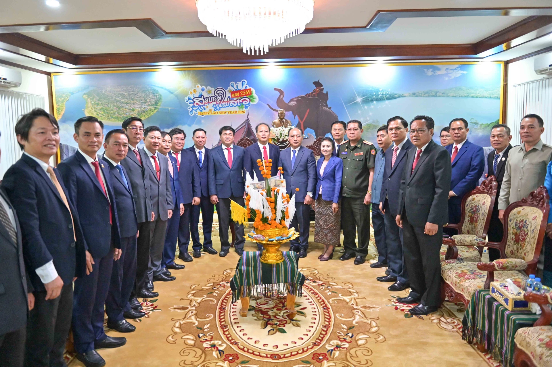 Đoàn công tác tỉnh Khánh Hòa chụp hình lưu niệm cùng lãnh đạo tỉnh Attapeu.