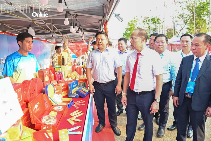 Lãnh đạo tỉnh Khánh Hòa thăm gian hàng các doanh nghiệp của tỉnh tại Hội chợ Thương mại, du lịch Việt Nam - Lào năm 2026