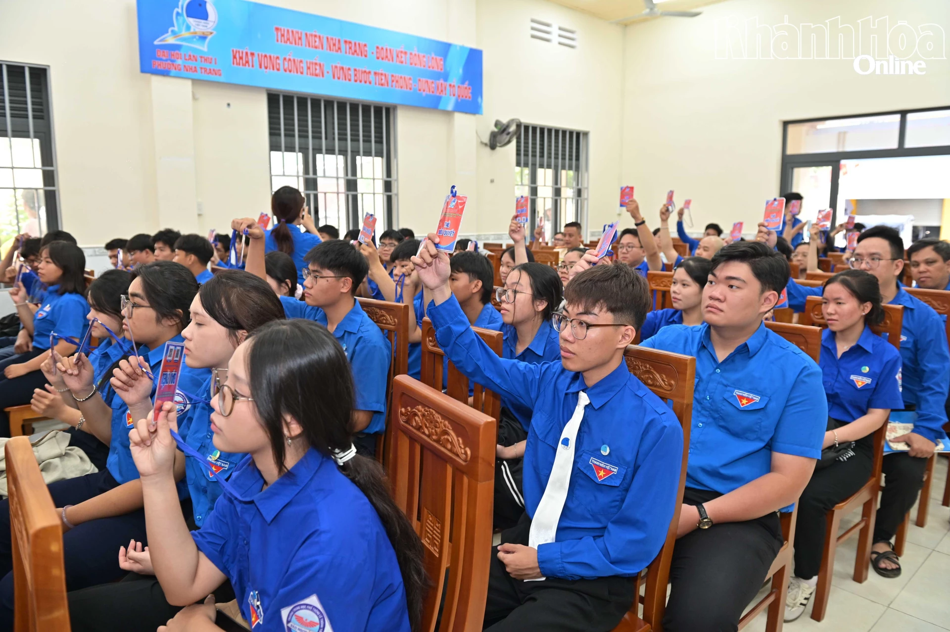 Các đại biểu biểu quyết tại đại hội.