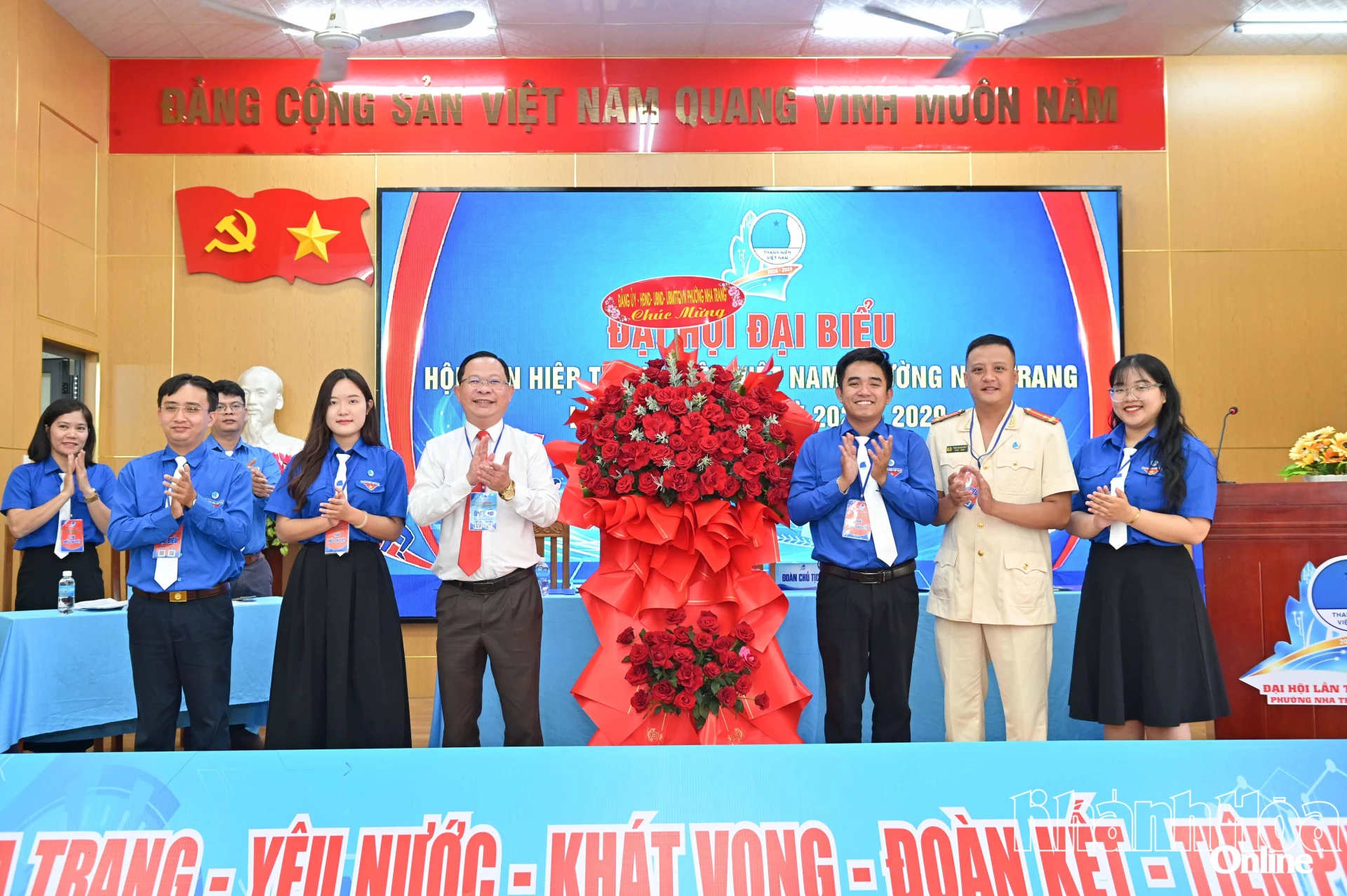 Lãnh đạo phường Nha Trang tặng hoa chúc mừng đại hội.