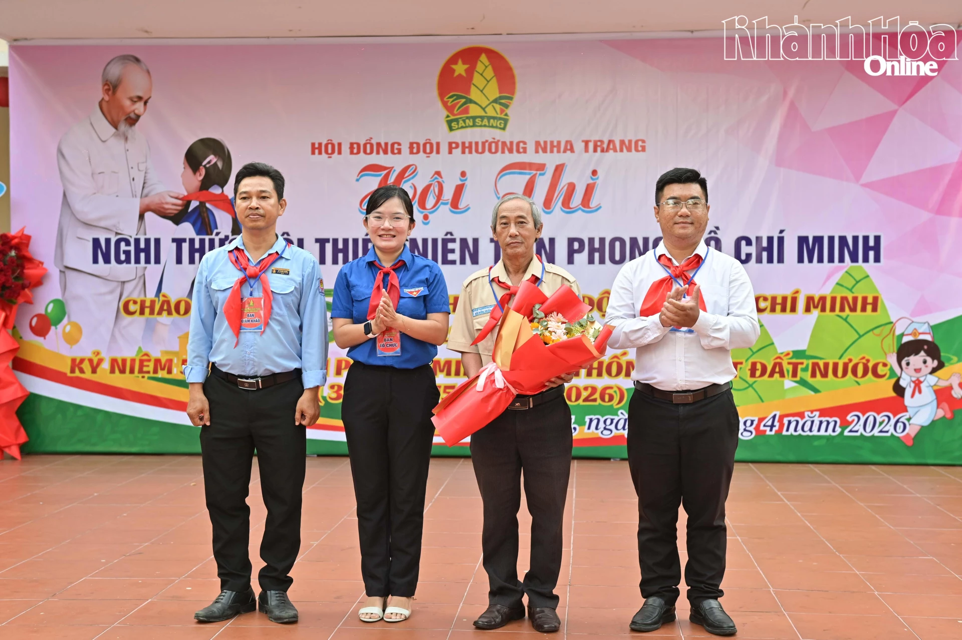 Ban tổ chức tặng hoa, ra mắt ban giám khảo hội thi.