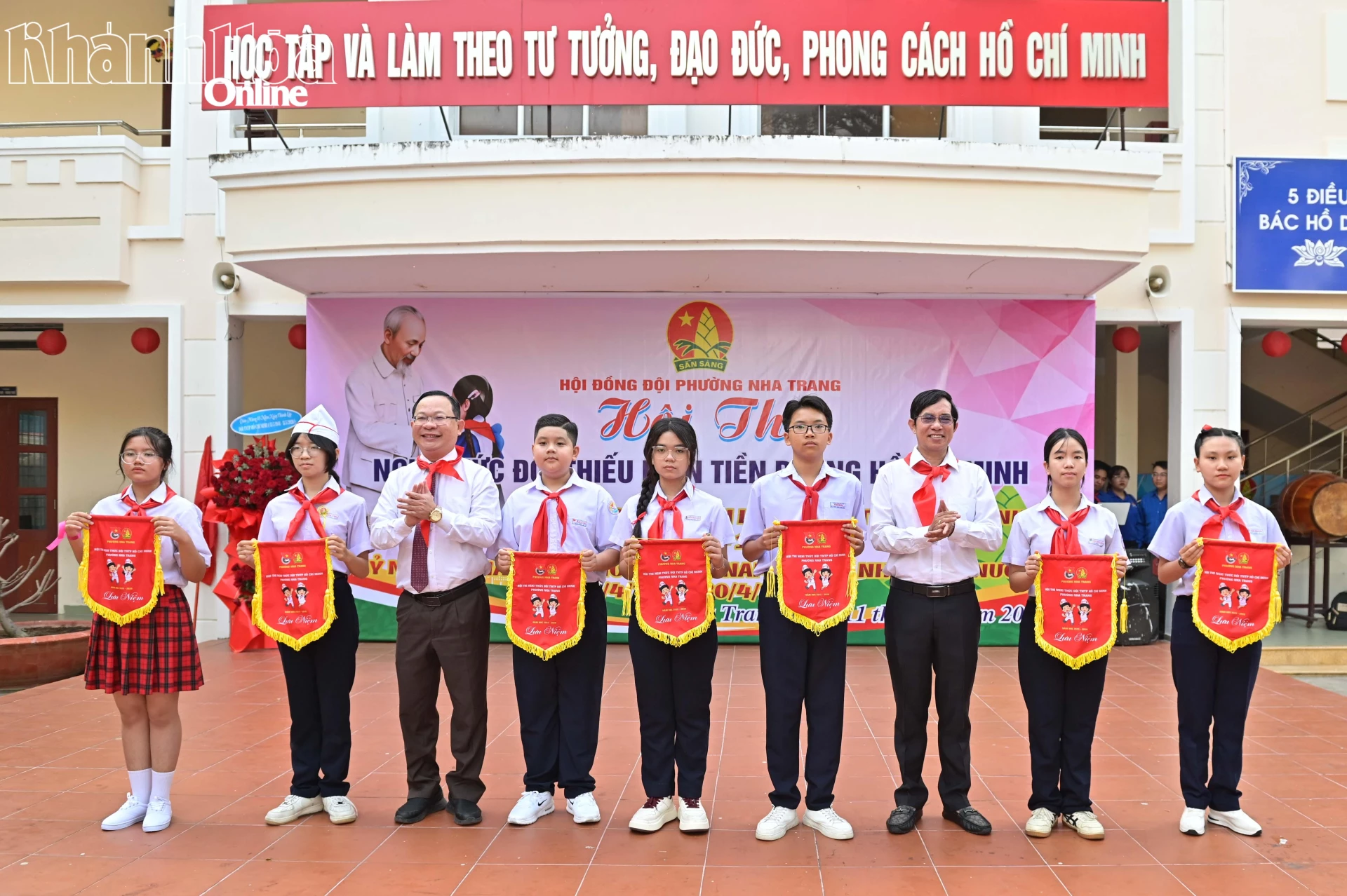 Lãnh đạo phường Nha Trang tặng cờ lưu niệm cho các liên đội tham gia hội thi.